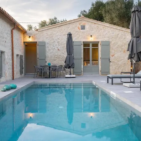 Sleeps 4 With Pool Air Con And Wifi