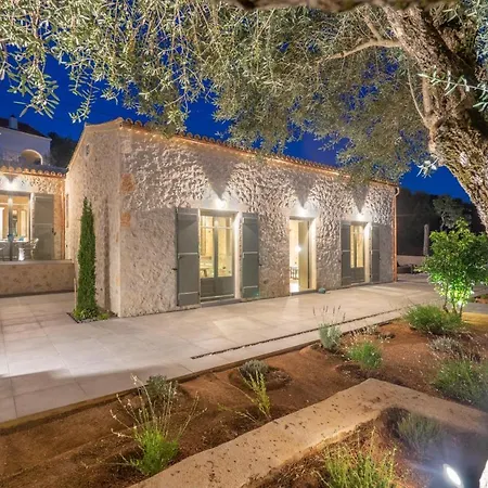 Villa Sleeps 4 With Pool Air Con And Wifi