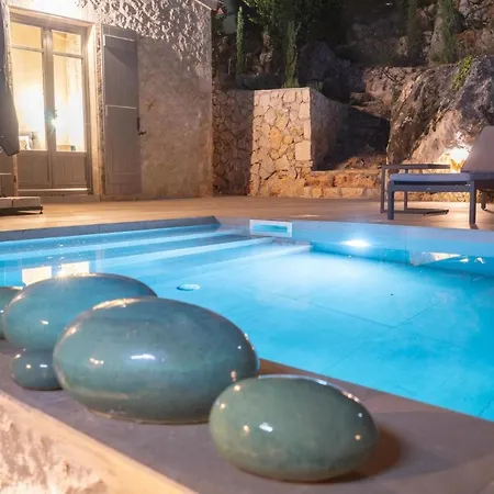 Villa Sleeps 4 With Pool Air Con And Wifi Kokoláta